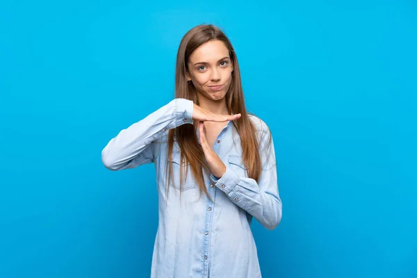 Mujer Joven Sobre Fondo Azul Aislado Haciendo Gesto Tiempo Fuera —  Fotos de Stock