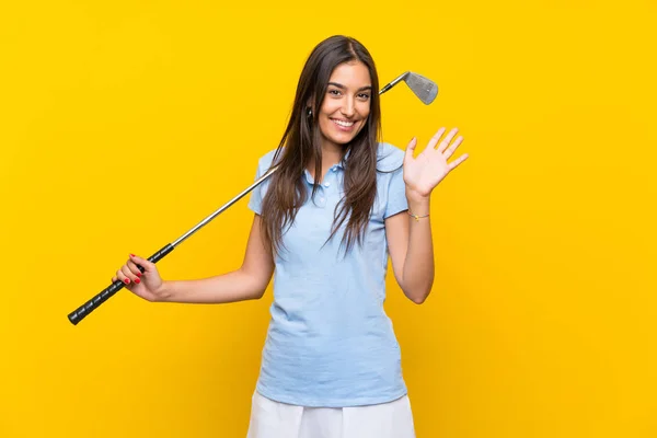 Young Golfer Woman Isolated Yellow Wall Saluting Hand Happy Expression — Stock Photo, Image