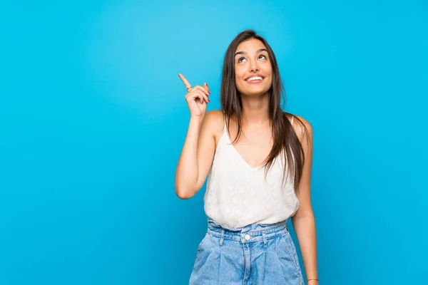 Jovem Mulher Sobre Fundo Azul Isolado Com Intenção Realizar Solução — Fotografia de Stock