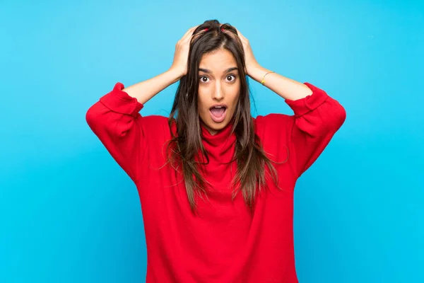 Jovem Com Suéter Vermelho Sobre Fundo Azul Isolado Com Expressão — Fotografia de Stock