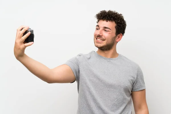 Homme Aux Cheveux Bouclés Sur Mur Isolé Faisant Selfie — Photo