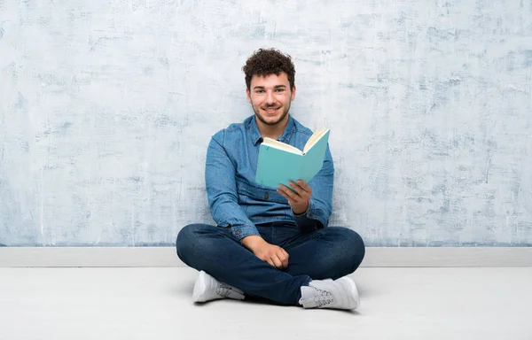 Mladý Muž Který Sedí Podlaze Čte Knihu — Stock fotografie