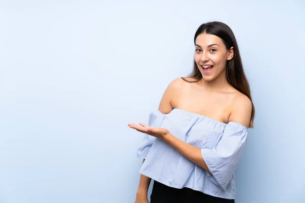 Junge Brünette Frau Über Isoliertem Blauem Hintergrund Die Hände Zur — Stockfoto