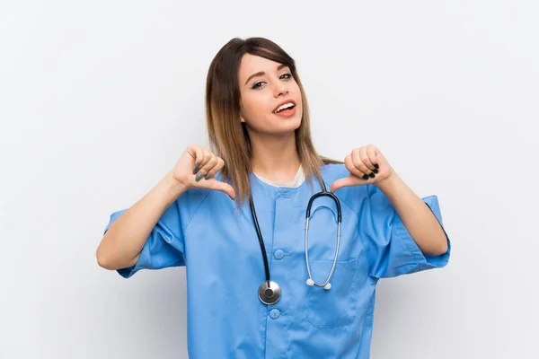 Jonge Verpleegster Vrouw Witte Muur Trots Zelf Tevreden — Stockfoto