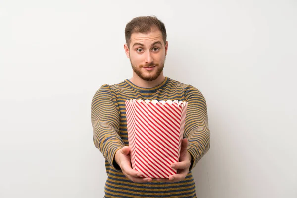 Stilig Man Över Isolerad Vit Vägg Innehar Skål Med Popcorns — Stockfoto