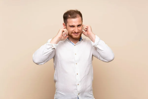 Blonde Man Geïsoleerde Achtergrond Gefrustreerd Bedekt Oren — Stockfoto