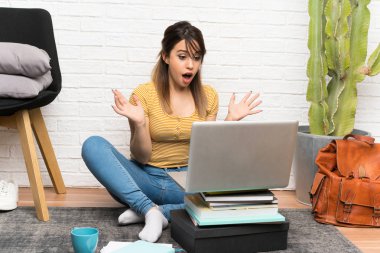 Kapalı yerde oturan güzel genç kadın