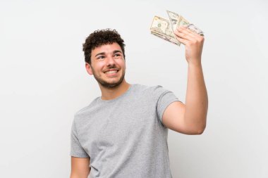 İzole duvar üzerinde kıvırcık saçlı adam çok para alıyor