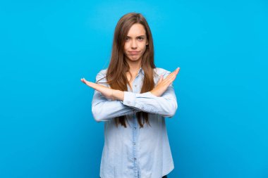 Izole mavi arka plan üzerinde genç kadın hiçbir jest yapma