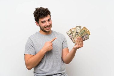 İzole duvar üzerinde kıvırcık saçlı adam çok para alıyor