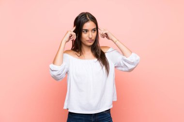 Soyutlanmış pembe bir geçmişi olan genç bir kadın. Şüpheleri ve düşünceleri var.