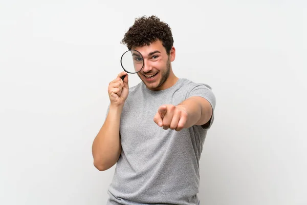 Man Med Lockigt Hår Över Isolerad Vägg Håller Ett Förstoringsglas — Stockfoto