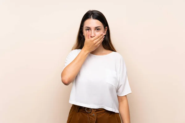 Jonge Brunette Vrouw Geïsoleerde Achtergrond Bedekt Mond Met Handen — Stockfoto