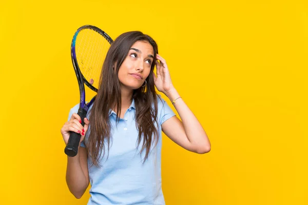 Zole Sarı Duvar Üzerinde Genç Tenis Oyuncusu Kadın Şüpheleri Olan — Stok fotoğraf