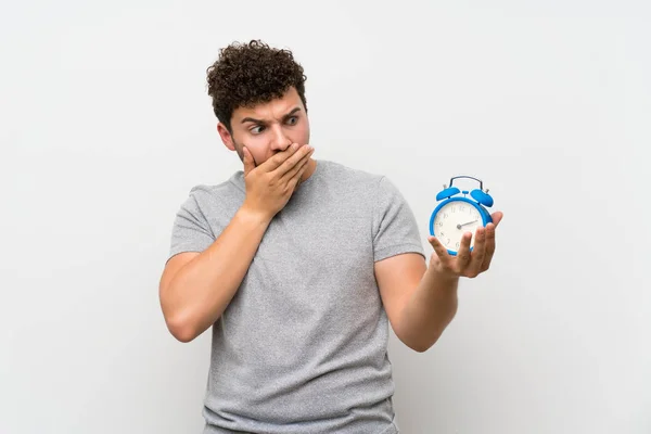 Homem Com Cabelo Encaracolado Sobre Parede Isolada Segurando Relógio Alarme — Fotografia de Stock