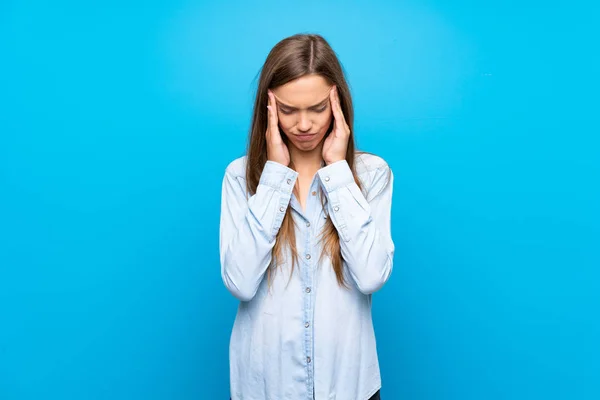 Junge Frau Vor Isoliertem Blauen Hintergrund Mit Kopfschmerzen — Stockfoto