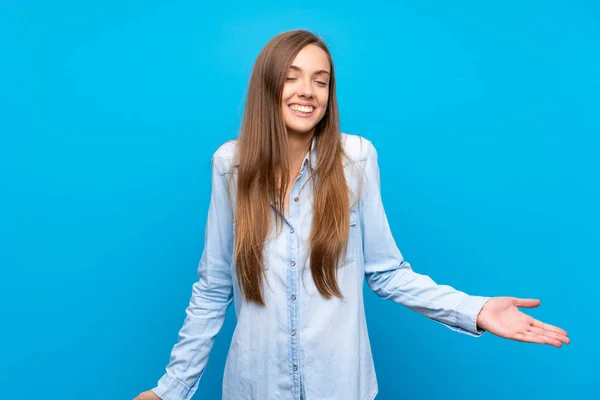 Mujer Joven Sobre Fondo Azul Aislado Sonriendo — Foto de Stock