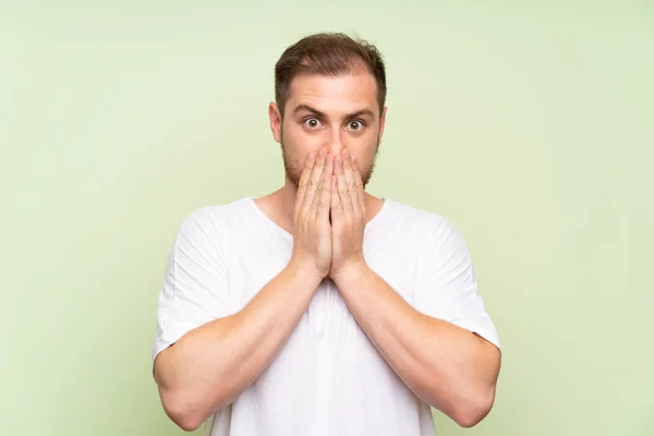 Hombre Guapo Sobre Fondo Verde Con Expresión Facial Sorpresa —  Fotos de Stock