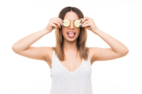 Mulher Bonita Segurando Fatias Pepino — Fotografia de Stock