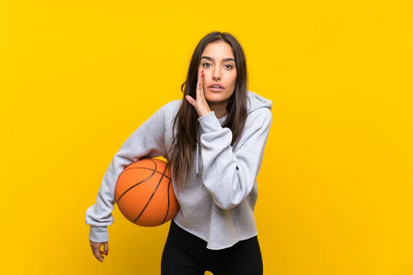 Jonge Vrouw Spelen Basketbal Geïsoleerde Gele Achtergrond Fluisteren Iets — Stockfoto