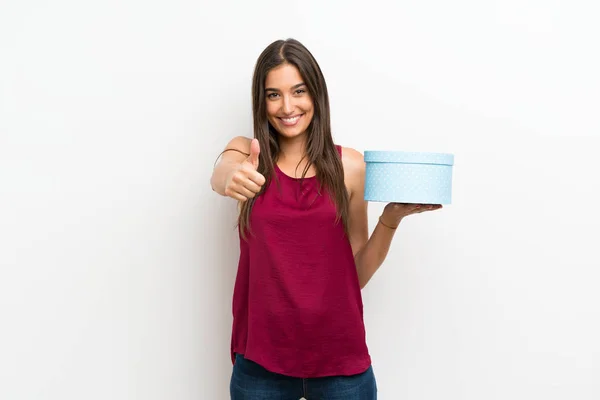 Jovem Mulher Sobre Isolado Fundo Branco Segurando Caixa Presente — Fotografia de Stock
