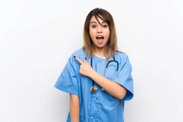 Jonge Verpleegster Vrouw Witte Muur Verrast Wijzend Kant — Stockfoto
