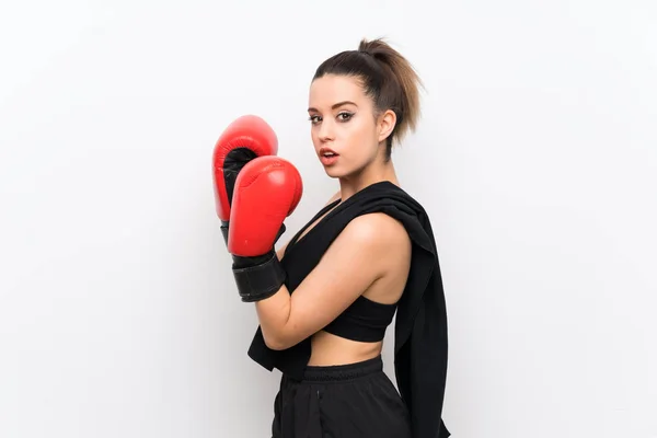 Giovane donna sportiva sopra il muro bianco con guanti da boxe — Foto Stock