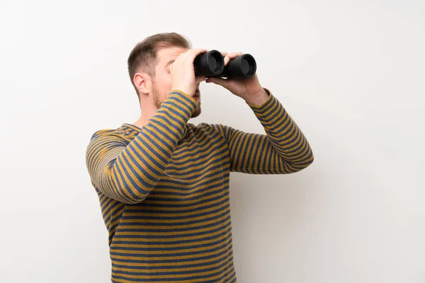 Bello Uomo Oltre Isolato Muro Bianco Con Binocolo Nero — Foto Stock