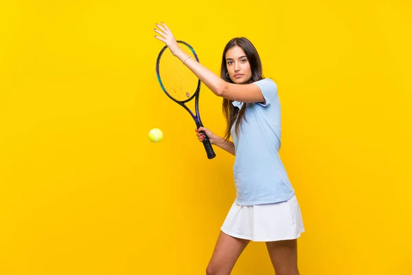 Giovane Tennista Donna Oltre Isolato Muro Giallo — Foto Stock