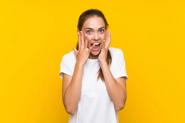Jovem Mulher Sobre Fundo Amarelo Isolado Com Expressão Facial Surpresa — Fotografia de Stock