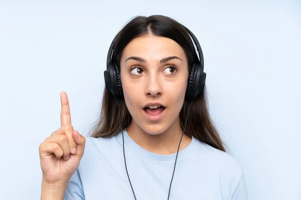 Jeune Femme Écoutant Musique Sur Fond Bleu Isolé Dans Réaliser — Photo