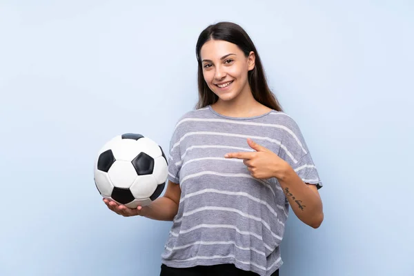 Giovane Donna Bruna Sfondo Blu Isolato Possesso Pallone Calcio — Foto Stock