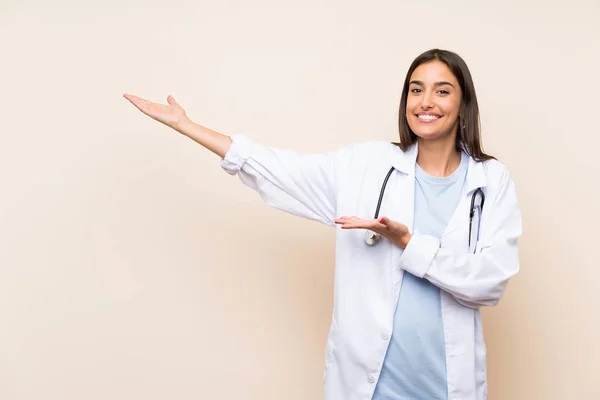 Jonge Dokter Vrouw Geïsoleerde Achtergrond Uit Breiden Handen Aan Zijkant — Stockfoto