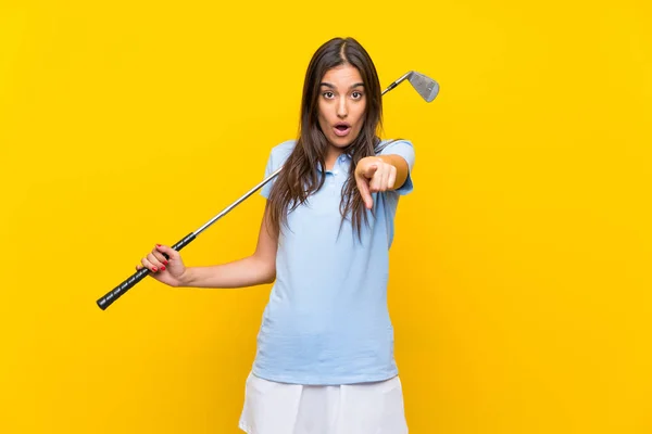 Young Golfer Woman Isolated Yellow Wall Surprised Pointing Front — Stock Photo, Image