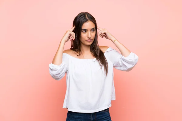 Joven Mujer Sobre Aislado Rosa Fondo Teniendo Dudas Pensando —  Fotos de Stock