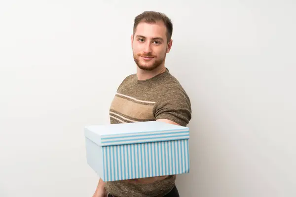 Stilig Man Över Isolerad Vit Vägg Holding Gift Box — Stockfoto