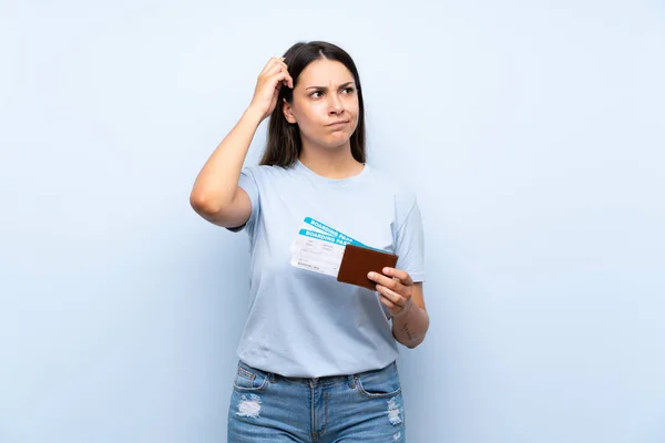 Reiziger Vrouw Met Boarding Pass Geïsoleerde Blauwe Muur Met Twijfels — Stockfoto