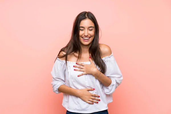 Giovane Donna Isolato Sfondo Rosa Sorridente Molto — Foto Stock