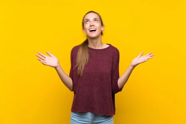 Νεαρή Γυναίκα Πάνω Από Απομονωμένο Κίτρινο Φόντο Χαμογελάει Πολύ — Φωτογραφία Αρχείου