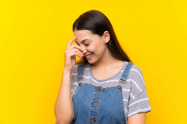 Junge Frau Latzhose Über Gelbem Hintergrund Lacht — Stockfoto
