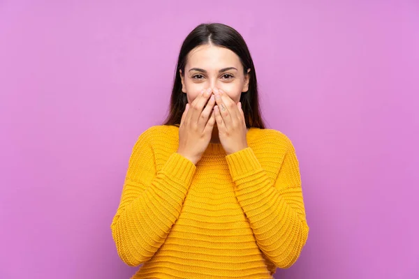 Mujer Joven Sobre Fondo Púrpura Aislado Con Expresión Facial Sorpresa — Foto de Stock