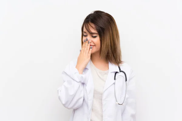 Jovem Médica Mulher Sobre Fundo Isolado Sorrindo Muito — Fotografia de Stock