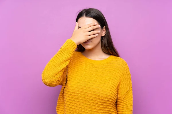 Jeune Femme Sur Fond Violet Isolé Couvrant Les Yeux Par — Photo