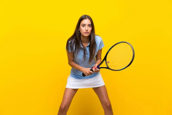 Jonge Tennisspeler Vrouw Geïsoleerde Gele Muur — Stockfoto