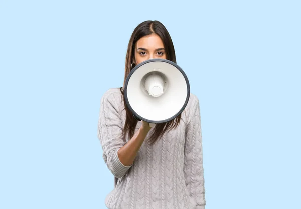 Jonge Spaanse Brunette Vrouw Schreeuwen Door Een Megafoon Geïsoleerde Achtergrond — Stockfoto