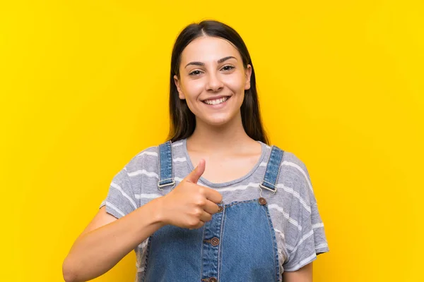 Izole Sarı Arka Plan Üzerinde Dungarees Genç Kadın Jest Kadar — Stok fotoğraf