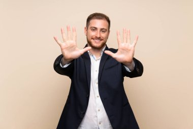 İzole arka planda sarışın adam parmaklarıyla on sayma