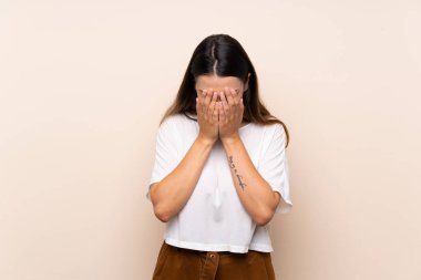 Yorgun ve hasta ifade ile izole arka plan üzerinde genç esmer kadın