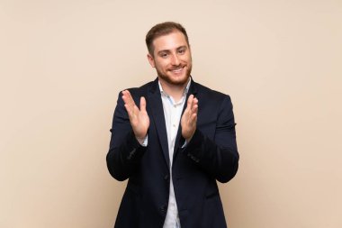 Bir konferansta sunum dan sonra alkışlayan izole arka plan üzerinde Blonde adam