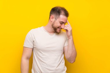 Sarı arka plan gülüyor üzerinde yakışıklı adam